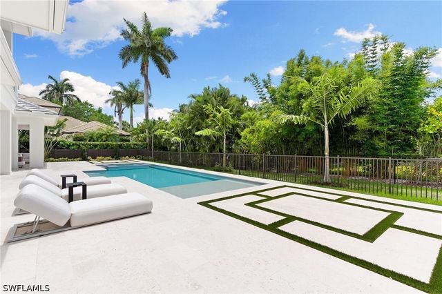 1985 Crayton RD, Naples, FL 34102