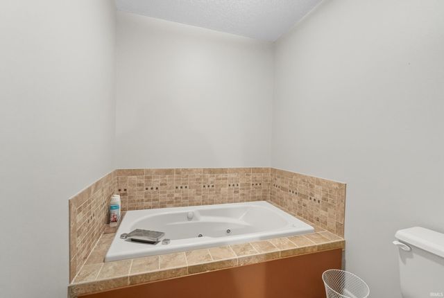 548 Frederick Crossing, Roanoke, IN 46783