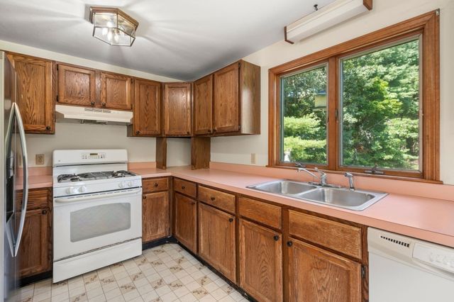 32 Acushnet Rd, Mattapoisett, MA 02739