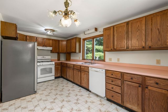 32 Acushnet Rd, Mattapoisett, MA 02739