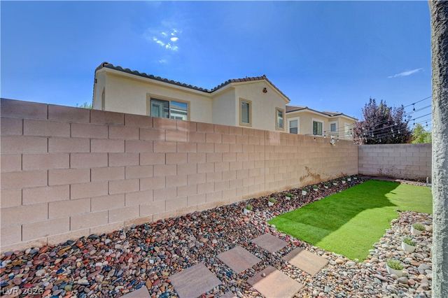 5822 West Amber Mesa Street, Las Vegas, NV 89148