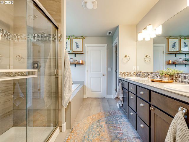 325 E 7TH St, La Center, WA 98629