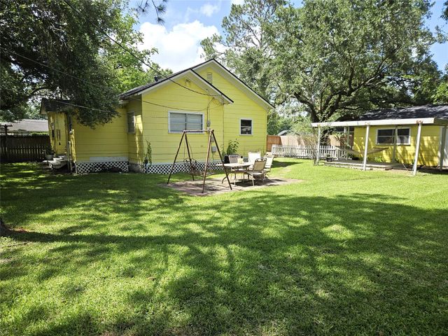 109 Sunnyview Avenue, Friendswood, TX 77546