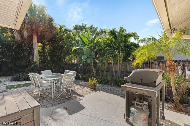 2548 River Reach DR, Naples, FL 34104