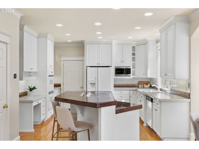 8902 Nw BENSON St, Portland, OR 97229