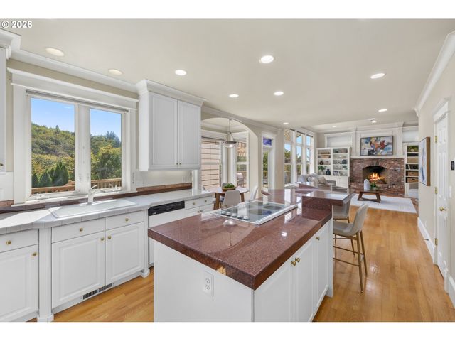 8902 Nw BENSON St, Portland, OR 97229