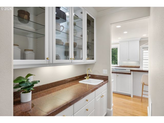 8902 Nw BENSON St, Portland, OR 97229