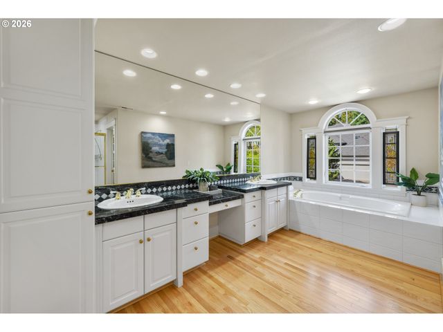 8902 Nw BENSON St, Portland, OR 97229