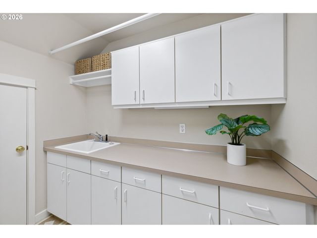 8902 Nw BENSON St, Portland, OR 97229