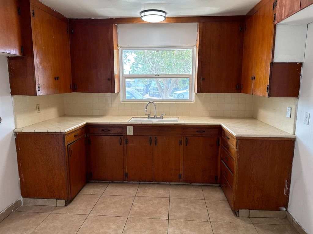 Image 7 of property listing at 1308 Monterey Avenue, Chowchilla, CA 93610