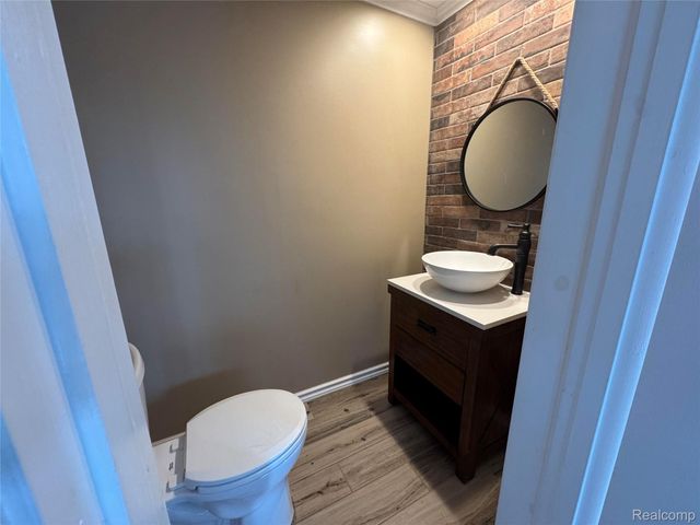 10470 King Road, Springfield Charter Township, MI 48350