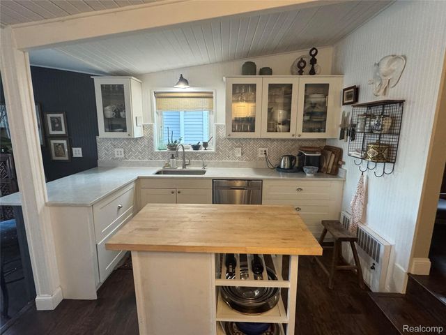 10470 King Road, Springfield Charter Township, MI 48350