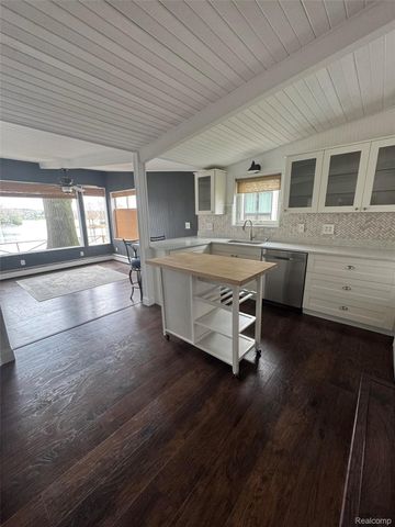 10470 King Road, Springfield Charter Township, MI 48350