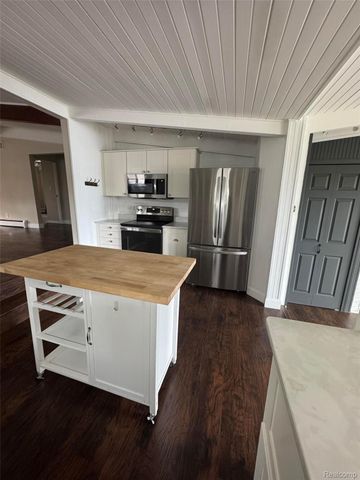 10470 King Road, Springfield Charter Township, MI 48350