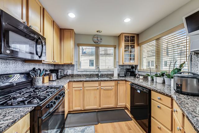 4915 W GUNNISON Street D, Chicago, IL 60630