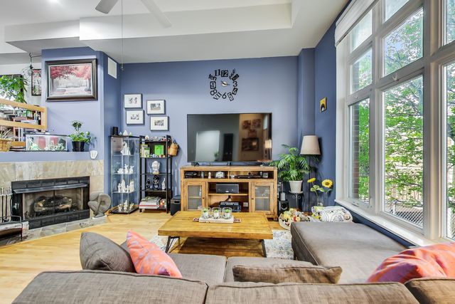 4915 W GUNNISON Street D, Chicago, IL 60630