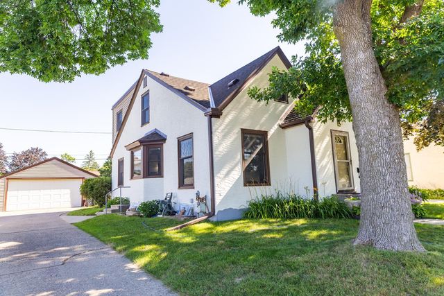 805 Cottage Avenue W, Saint Paul, MN 55117