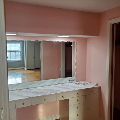 16214 Shaftsbury Avenue, Detroit, MI 48219