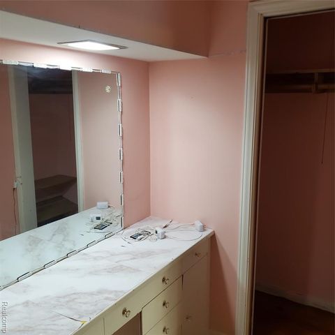 16214 Shaftsbury Avenue, Detroit, MI 48219