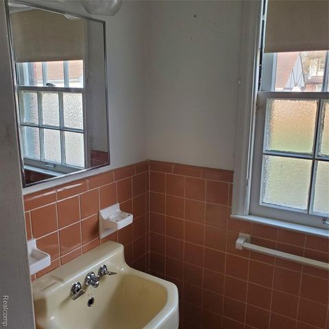 16214 Shaftsbury Avenue, Detroit, MI 48219