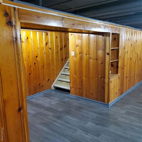 16214 Shaftsbury Avenue, Detroit, MI 48219