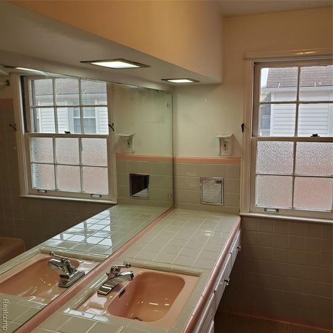 16214 Shaftsbury Avenue, Detroit, MI 48219