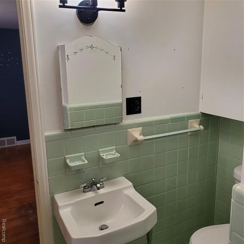 16214 Shaftsbury Avenue, Detroit, MI 48219