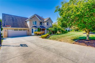 3 Colonial Cir, Penn Twp, PA 15642