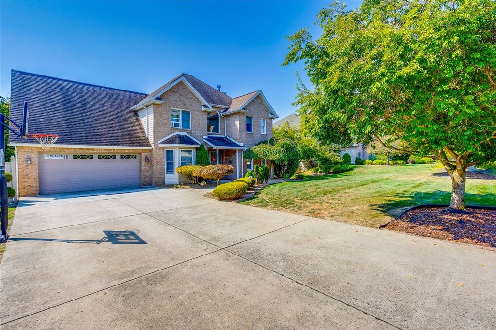 3 Colonial Cir, Penn Twp, PA 15642