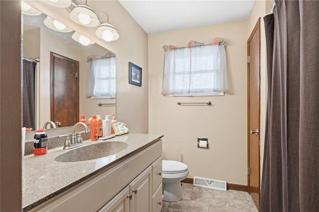 3800 Redbud Road NE, Cedar Rapids, IA 52402