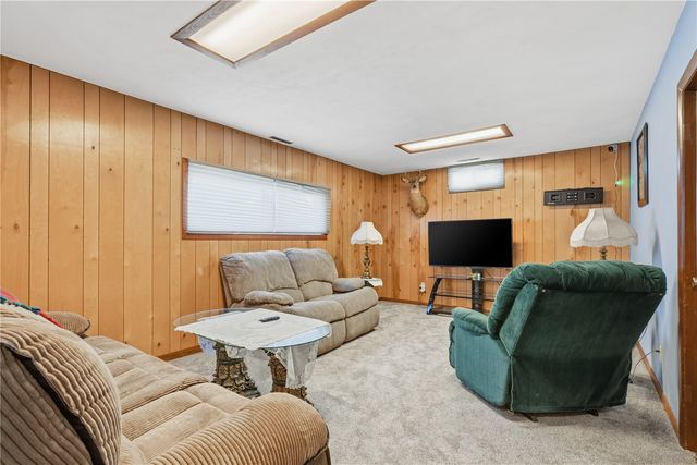 3800 Redbud Road NE, Cedar Rapids, IA 52402