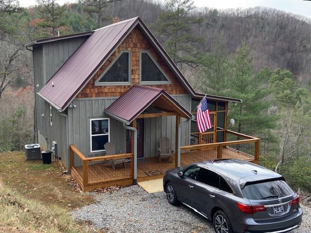 313 Lexington Drive, Brasstown, SC 29802
