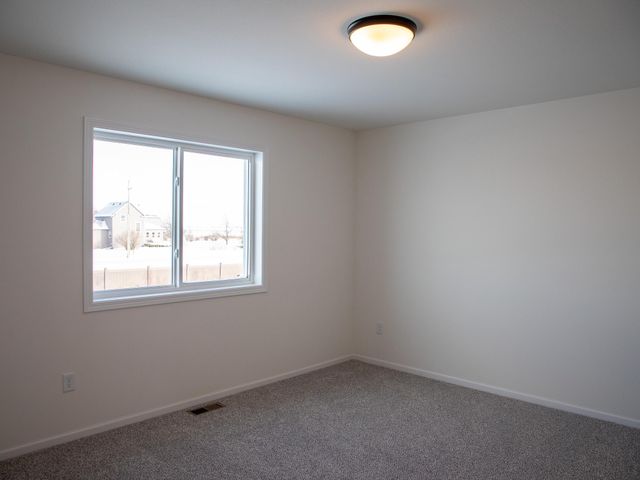 300 Lionheart Drive S, Horace, ND 58047