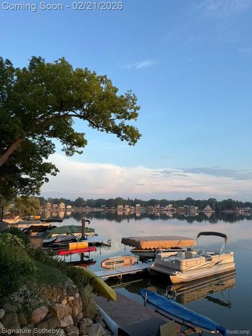 6832 Brightwood Court, Waterford Charter Township, MI 48327