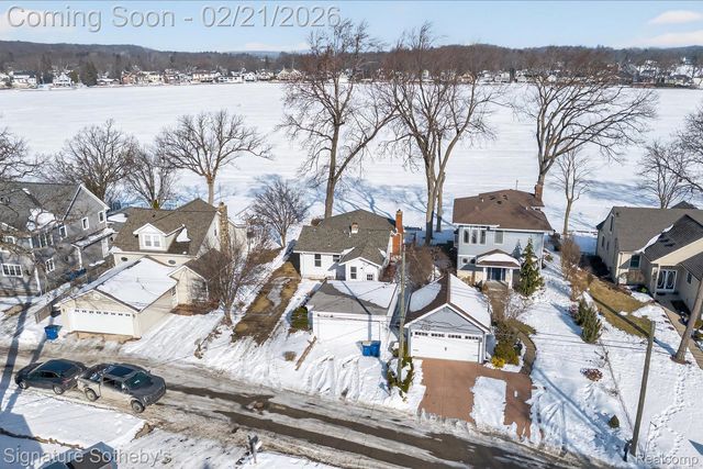 6832 Brightwood Court, Waterford Charter Township, MI 48327