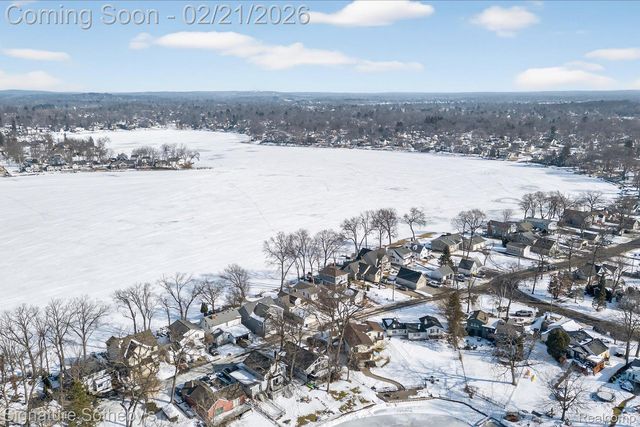 6832 Brightwood Court, Waterford Charter Township, MI 48327