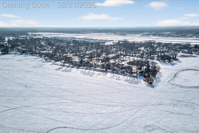 6832 Brightwood Court, Waterford Charter Township, MI 48327