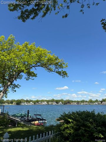 6832 Brightwood Court, Waterford Charter Township, MI 48327