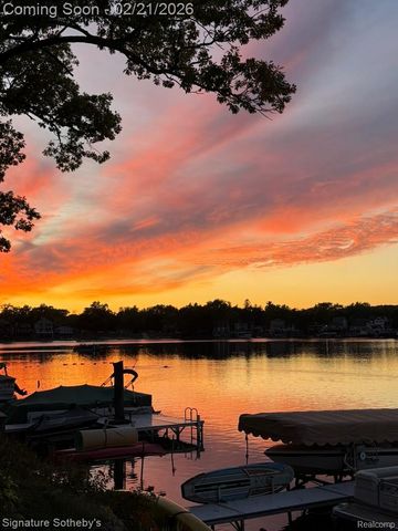 6832 Brightwood Court, Waterford Charter Township, MI 48327