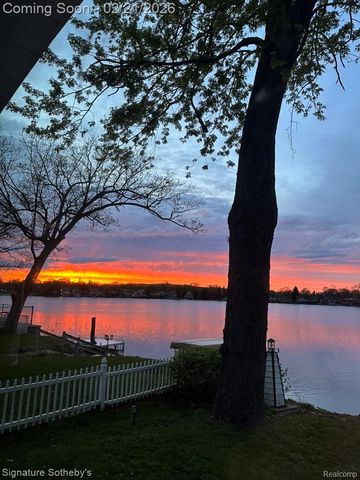 6832 Brightwood Court, Waterford Charter Township, MI 48327