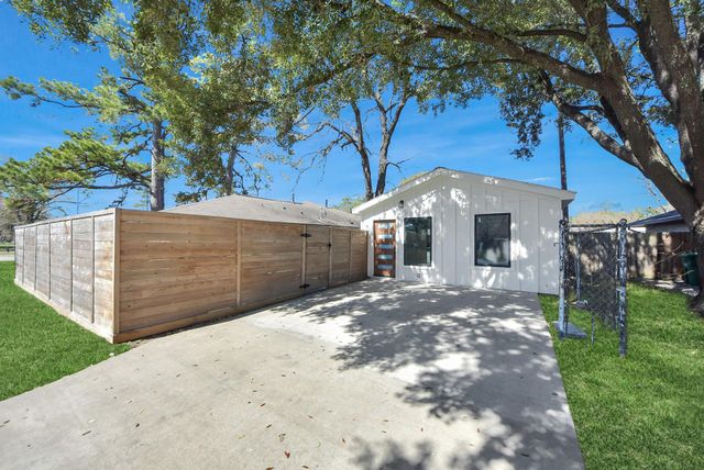 4218 T C Jester Blvd, Houston, TX 77018