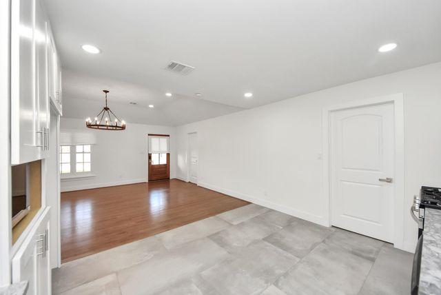 4218 T C Jester Blvd, Houston, TX 77018