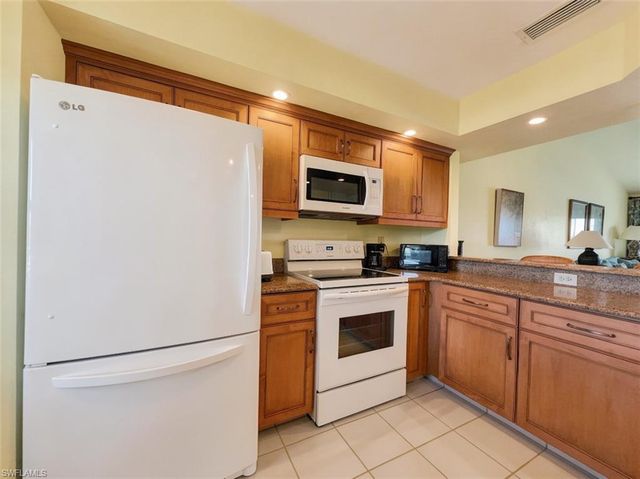 1950 Crown Pointe BLVD B207, Naples, FL 34112