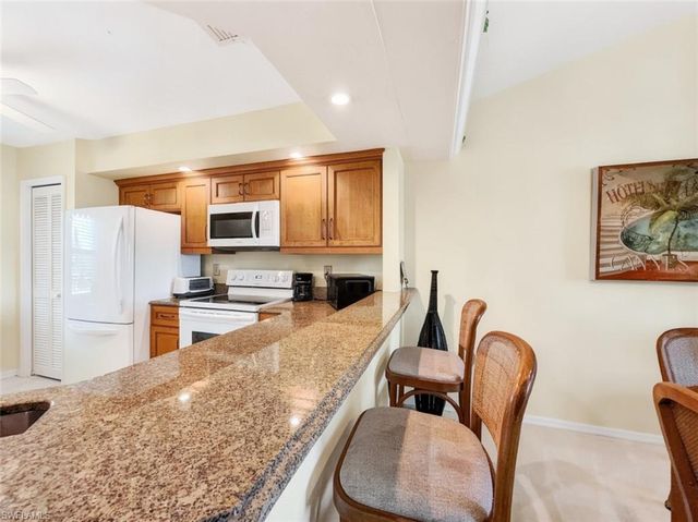 1950 Crown Pointe BLVD B207, Naples, FL 34112