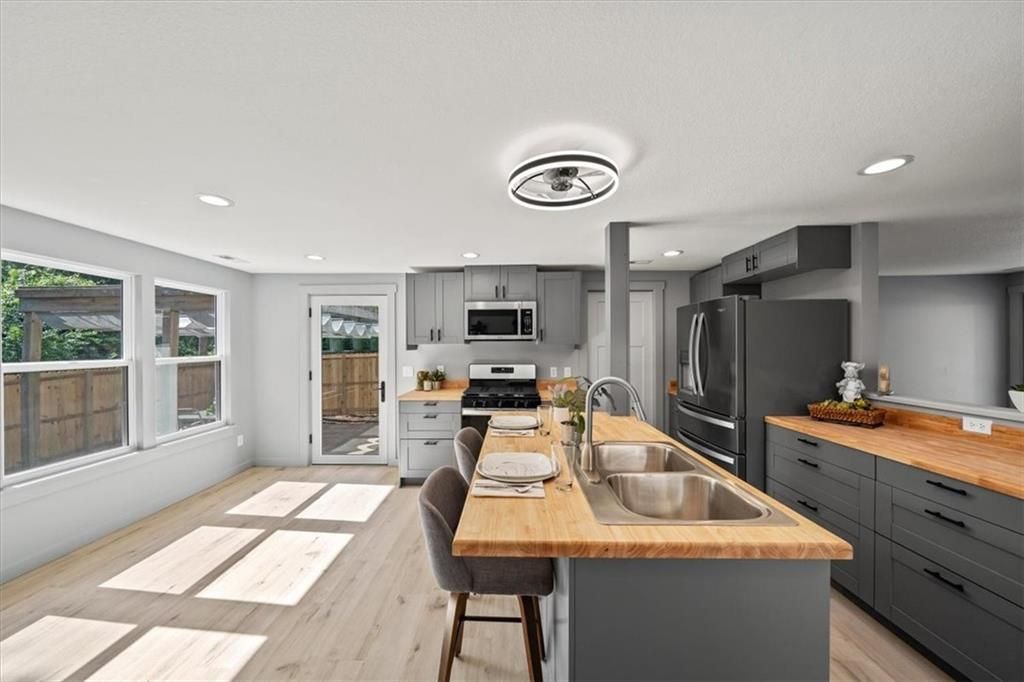 1109 S Woodbury Street, Independence, MO 64050