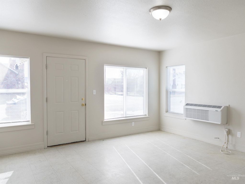 92 NW 2nd Ave, Ontario, OR 97914 photo 4