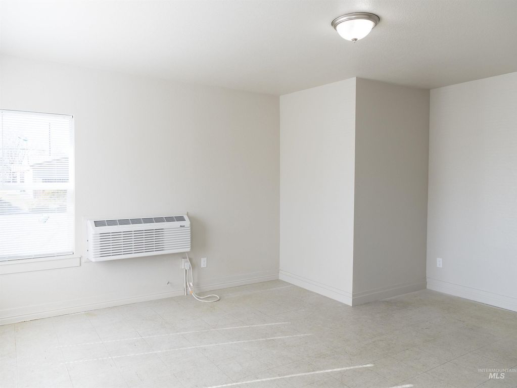 92 NW 2nd Ave, Ontario, OR 97914 photo 5