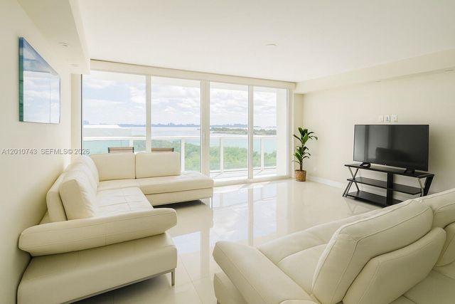 100 Bayview Dr 1026, Sunny Isles Beach, FL 33160