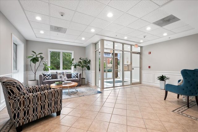 6801 N Milwaukee Avenue 402, Niles, IL 60714
