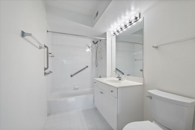 6801 N Milwaukee Avenue 402, Niles, IL 60714